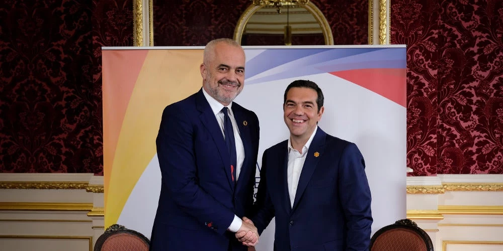 Πανικός στο Μ. Μαξίμου μετά τις αποκαλύψεις για τα σύνορα: Θέλουν να μας πείσουν ότι ο Τσίπρας αναφερόταν στα… βάτα και τα ξερόχορτα – Επίθεση και σε ΜΜΕ